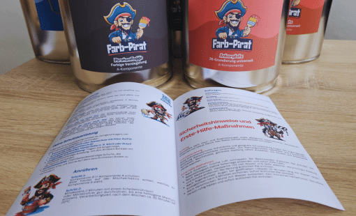 Ein farbenfroher Piratenpapagei mit schwarzem Piratenhut steht am Strand und breitet seine Flügel aus. Im Hintergrund ist das Meer mit Felsen und einem blauen Himmel zu sehen. Daneben steht in großen, fettgedruckten Buchstaben: „EINFACHER GEHT’S NICHT“. Unten links befindet sich das Farb-Pirat-Logo. Das Bild vermittelt Leichtigkeit und einfache Anwendung.